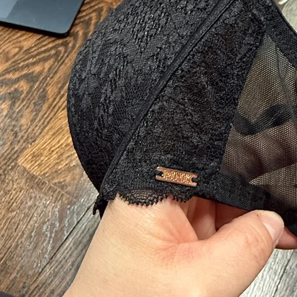 Victoria’s Secret Pink push up strappy crisscross and lace trim bra size 34D - Picture 4 of 9